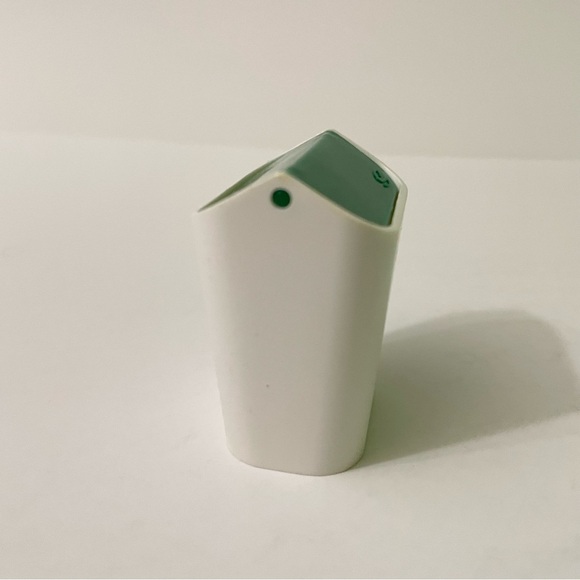 Vintage Sindy Pedigree Vacuum Cleaner and Garbage Can Doll Accessories - Picture 13 of 16